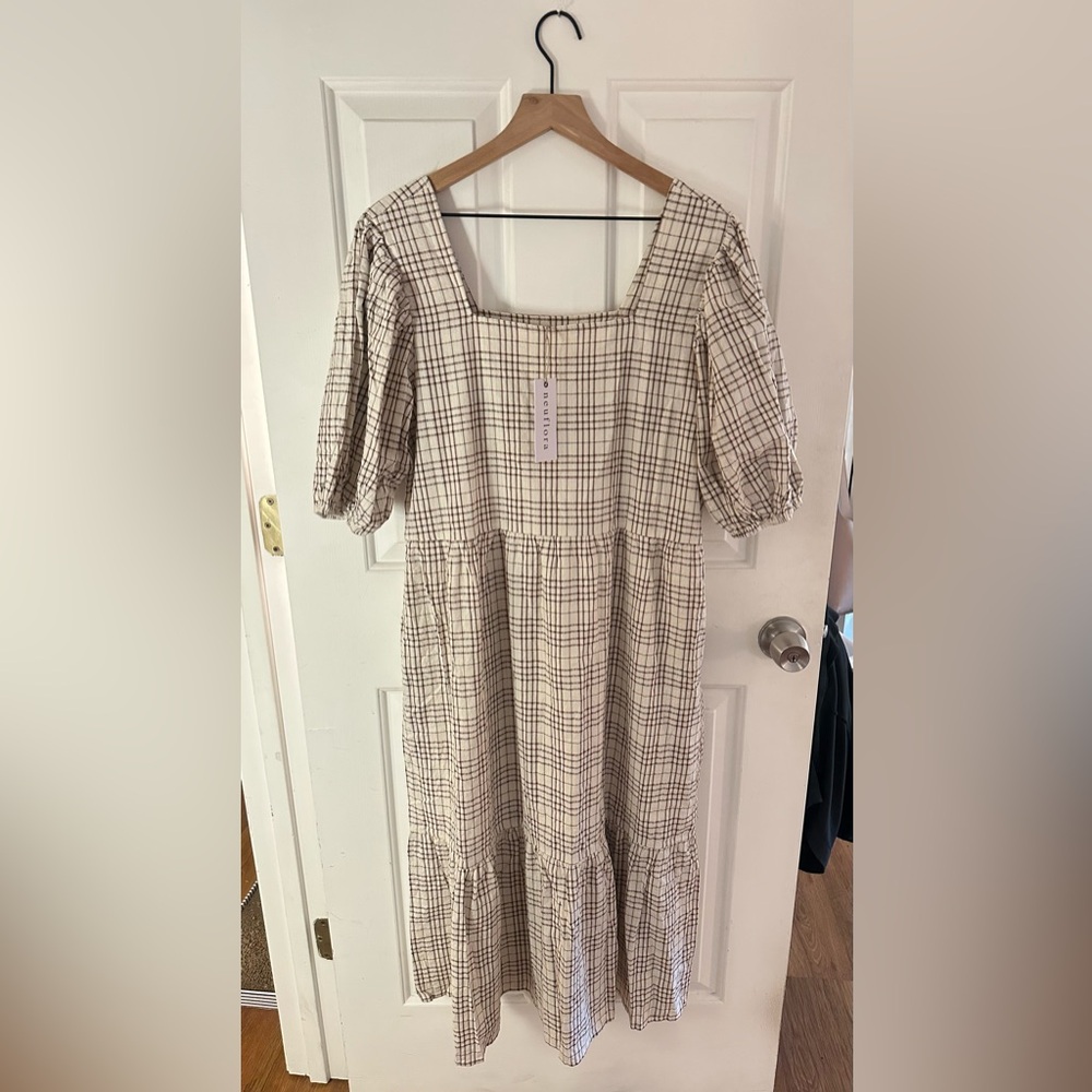 Elegant Checkered Midi Dress with Puff Sleeves
